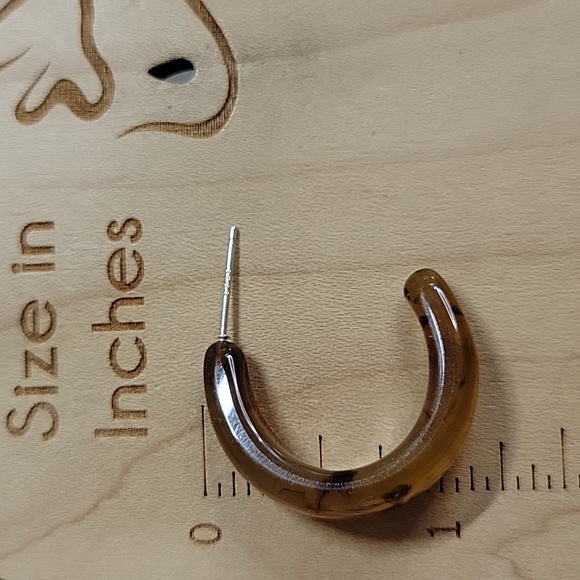 🔥LAST PAIR🔥 Amber Swirl Crescent Hoop Earrings - Picture 4 of 6